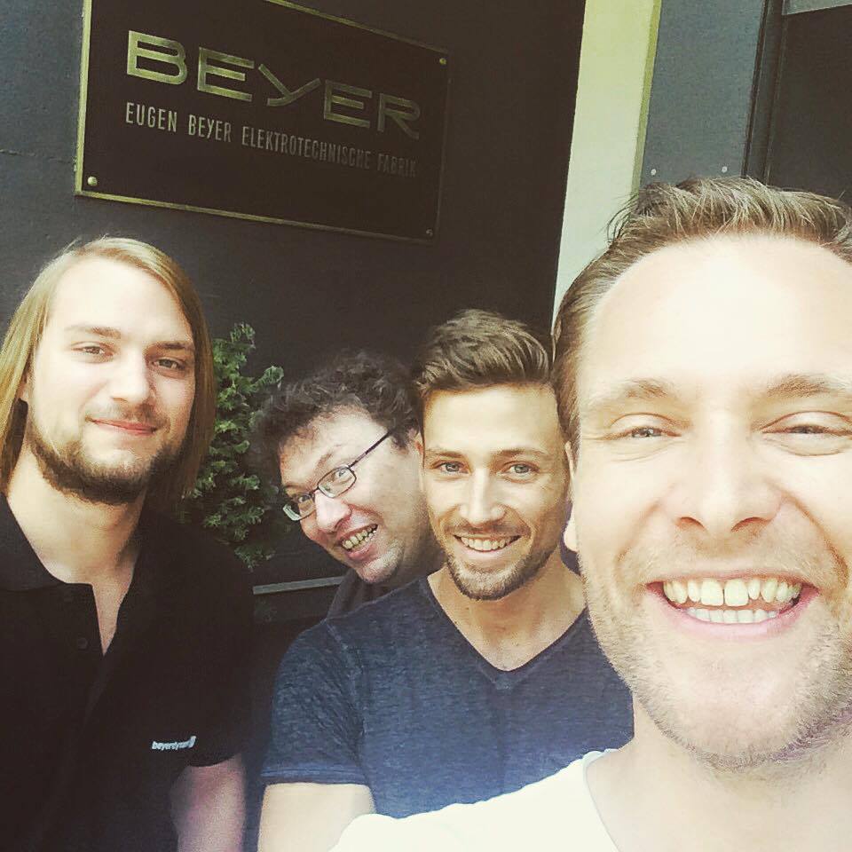 Heute war ich zu Besuch bei Beyerdynamic, seit kurzem werde ich ja endorst und ich muss sagen hier im Headquarter in Heilbronn gabs richtig viel zu sehen! Ich hatte für Euch die Kamera dabei und bald gibt es in meinem Youtube Kanal einen kleinen Reisebericht :-) Von Links nach Rechts auf dem Foto: Philipp (Produktmanager), Klaus (Support) und Philipp (Artist Relations)