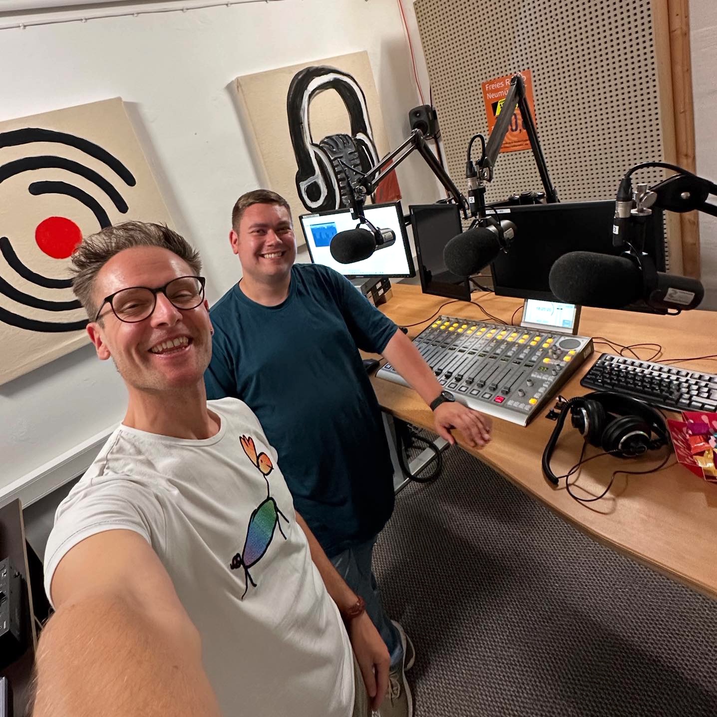 Gerade war ich im Interview bei Simon Ladewig. Schaltet unbedingt am 25. Juli 2025 ab 18 Uhr Freies Radio Neumünster ein 🎶😀