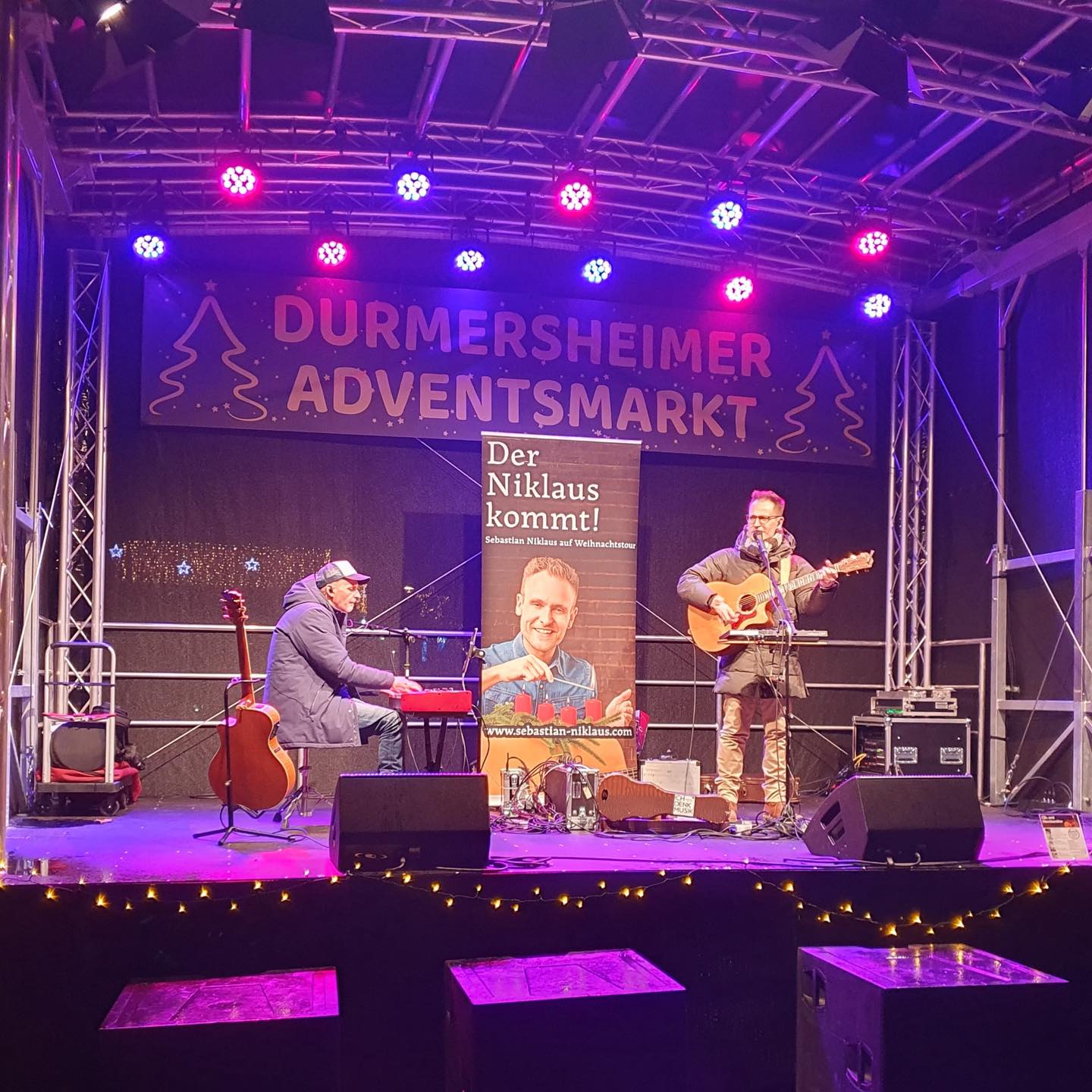 Sebastian Niklaus mit Norbert Stölzel auf der Bühne beim Weihnachtsmarkt in Durmersheim am 7. Dezember 2025