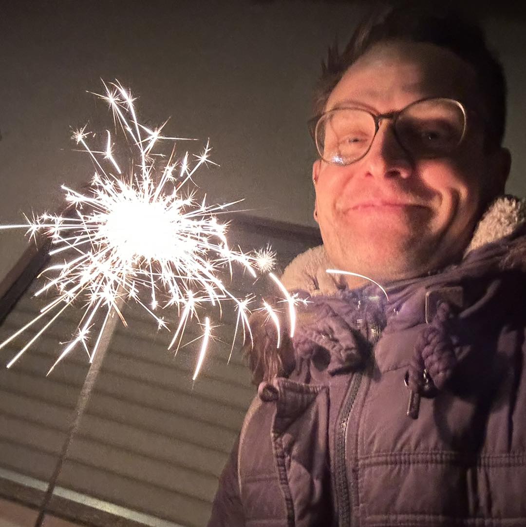 Ein frohes neues Jahr 2026 von Sebastian Niklaus. Der Sänger postet ein Foto bei Nacht mit einer brennenden Wunderkerze in der Hand.